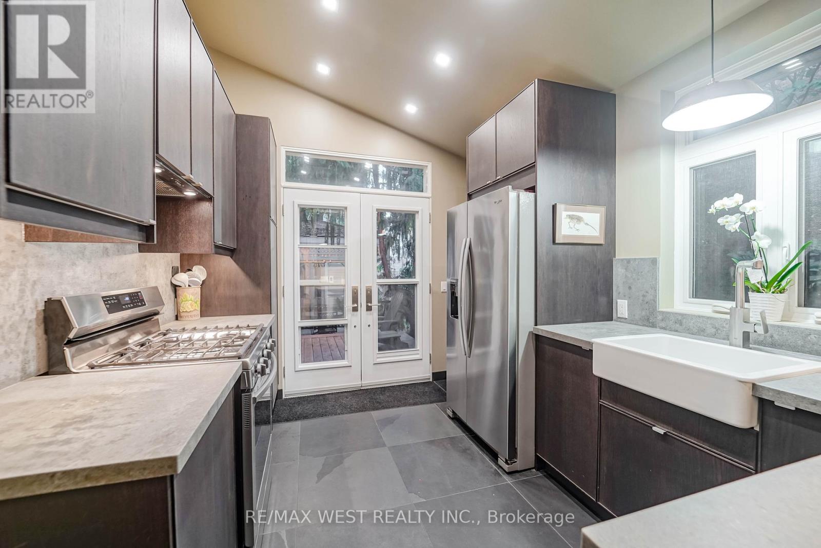 153 Booth Avenue, Toronto, Ontario  M4M 2M5 - Photo 4 - E12476699