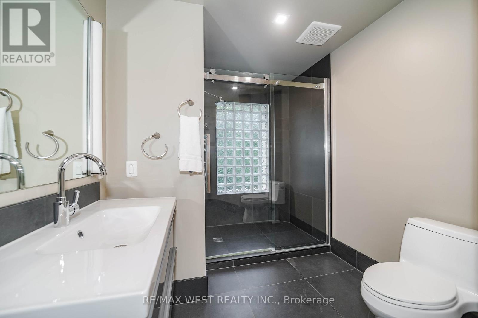 153 Booth Avenue, Toronto, Ontario  M4M 2M5 - Photo 7 - E12476699