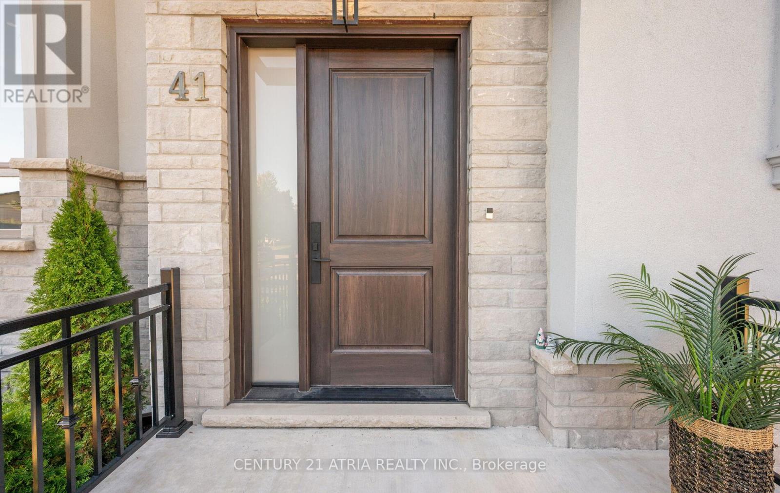 41 Sir Bodwin Place, Markham, Ontario  L1P 2X7 - Photo 4 - N12476666