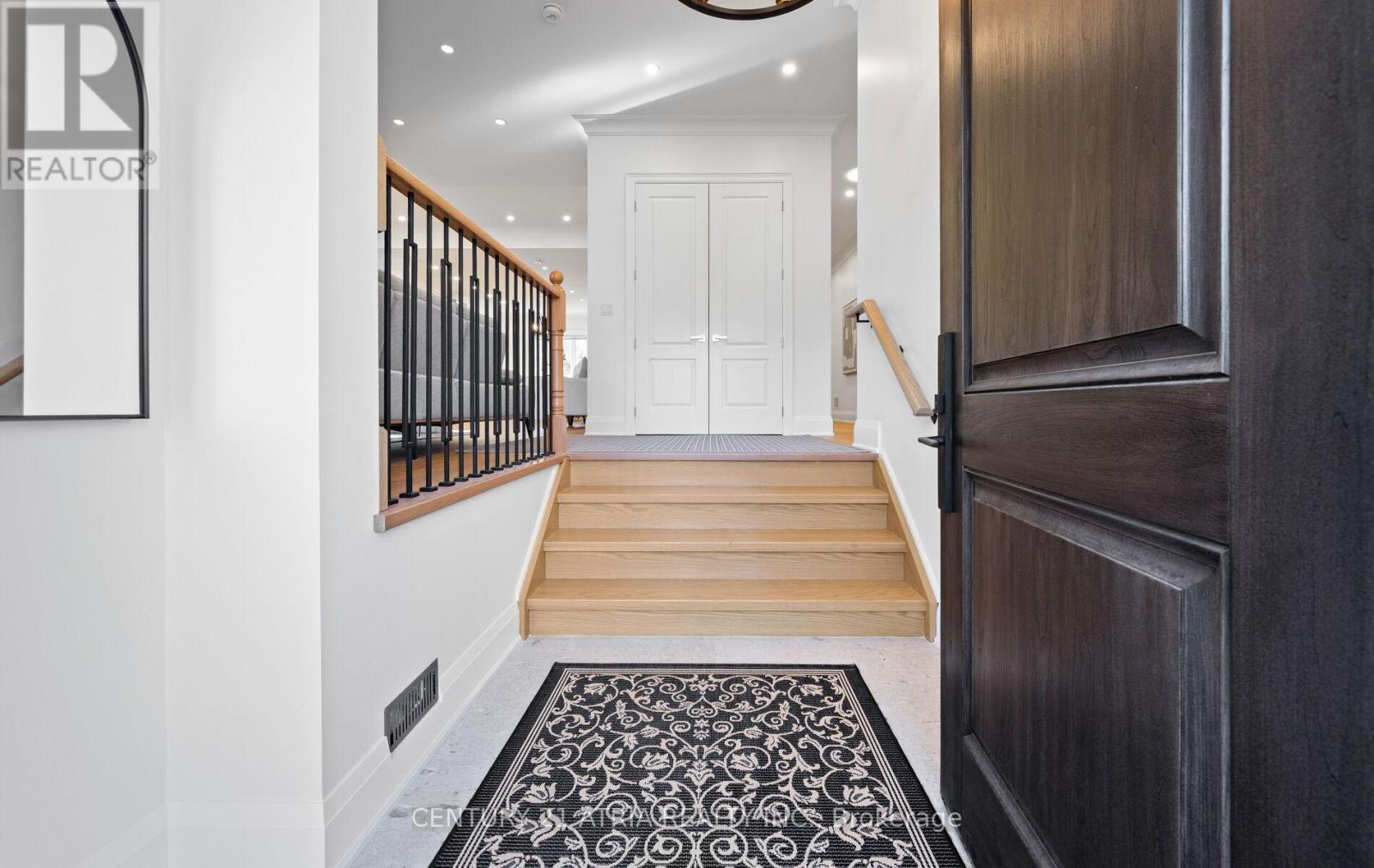 41 Sir Bodwin Place, Markham, Ontario  L1P 2X7 - Photo 5 - N12476666