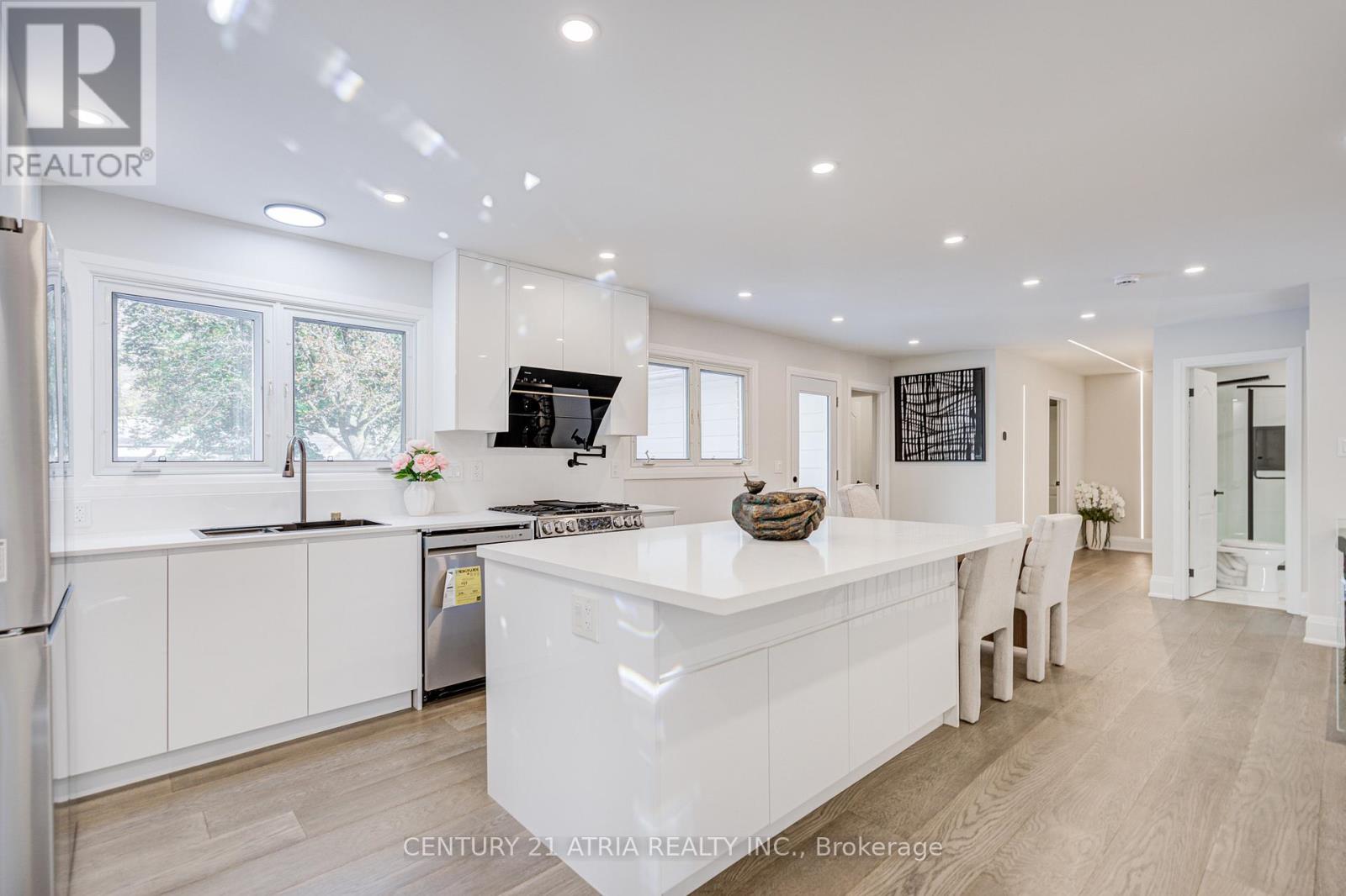 33 Sir Brandiles Place, Markham, Ontario  L3P 2Z4 - Photo 4 - N12476678