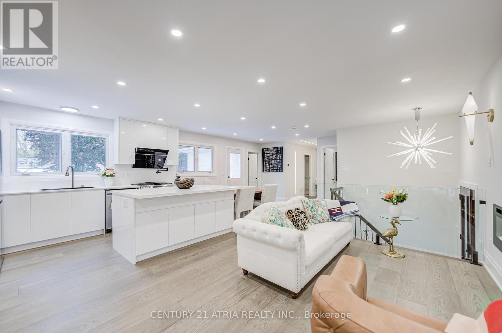 33 Sir Brandiles Place, Markham, Ontario  L3P 2Z4 - Photo 7 - N12476678