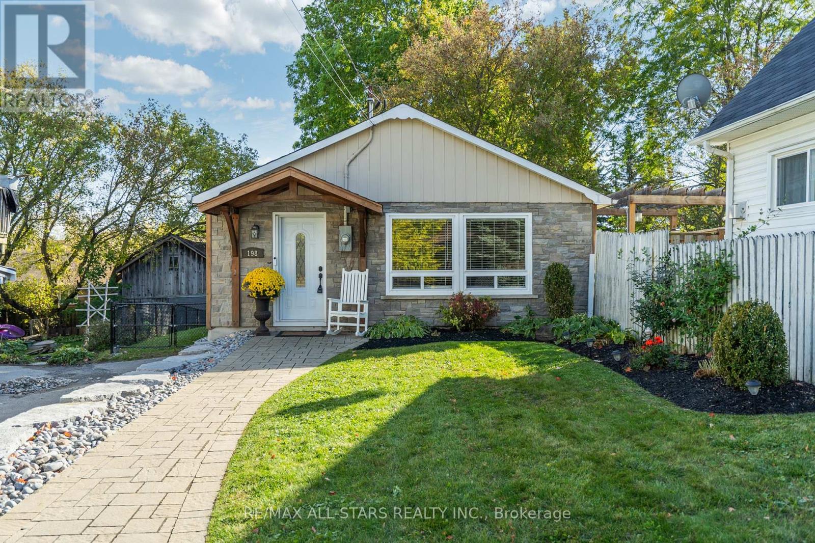 194/198 Brock Street W, Uxbridge, Ontario  L9P 1E9 - Photo 2 - N12476718