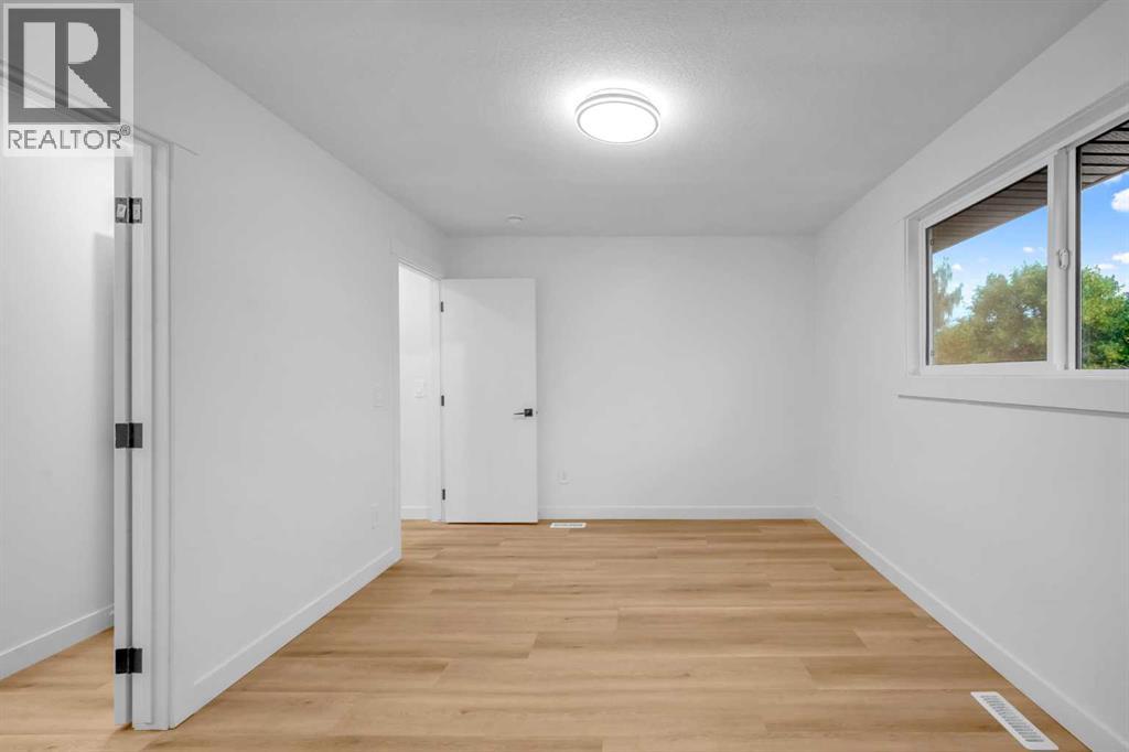 423 Queensland Circle Se, Calgary, Alberta  T2J 4P5 - Photo 23 - A2265453