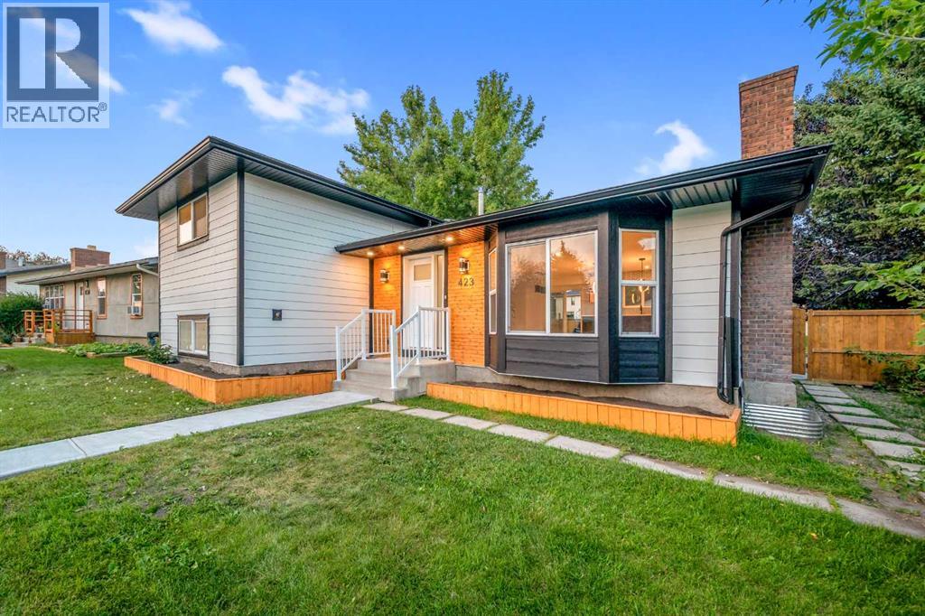 423 Queensland Circle Se, Calgary, Alberta  T2J 4P5 - Photo 2 - A2265453