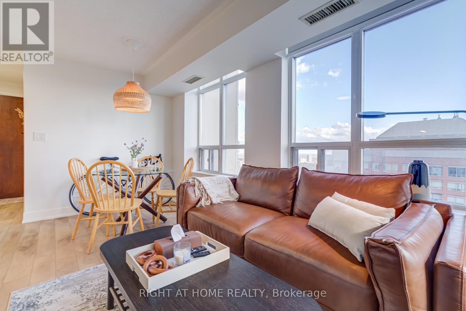 2412 - 310 Burnhamthorpe Road W, Mississauga, Ontario  L5B 4P9 - Photo 11 - W12476644