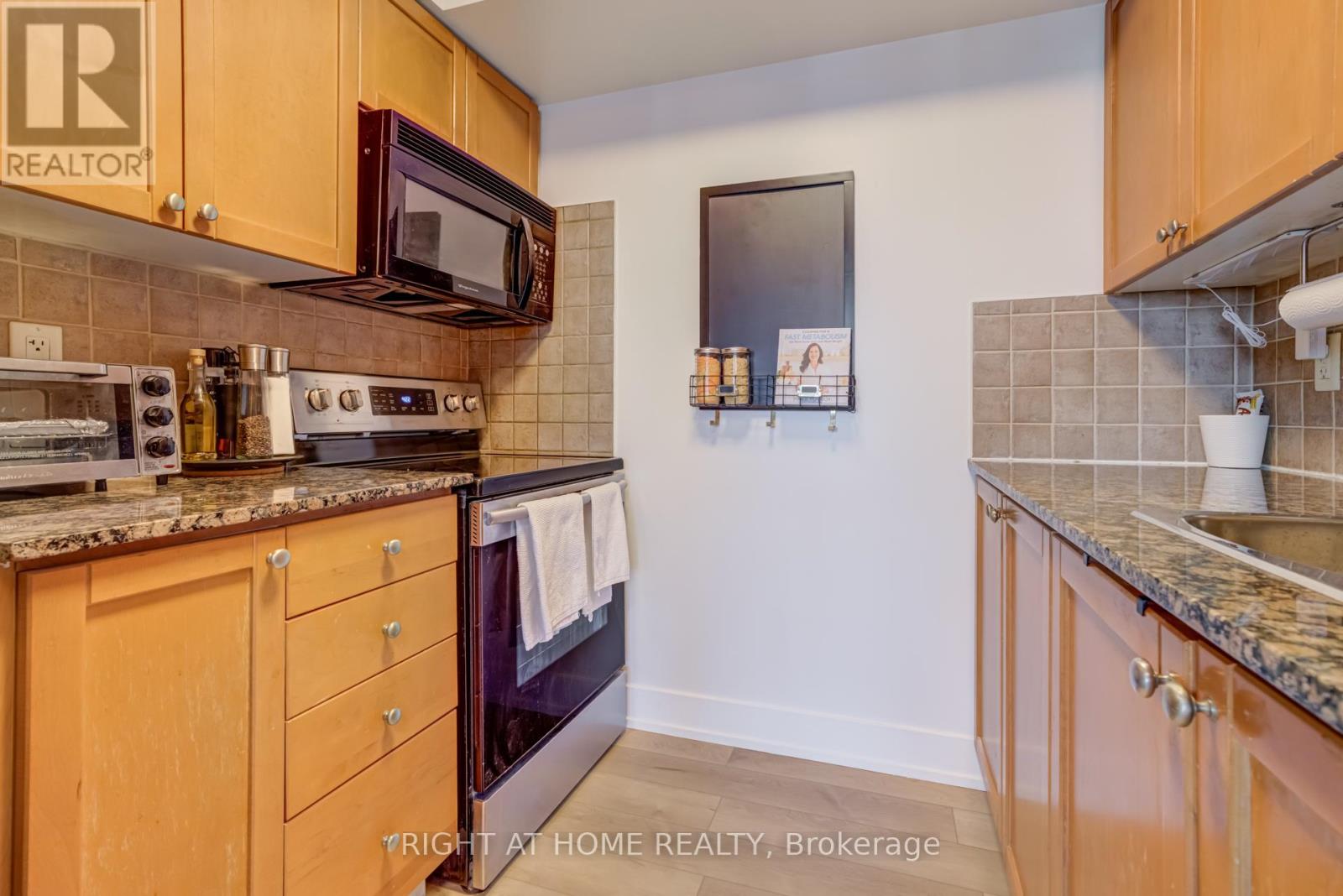2412 - 310 Burnhamthorpe Road W, Mississauga, Ontario  L5B 4P9 - Photo 14 - W12476644