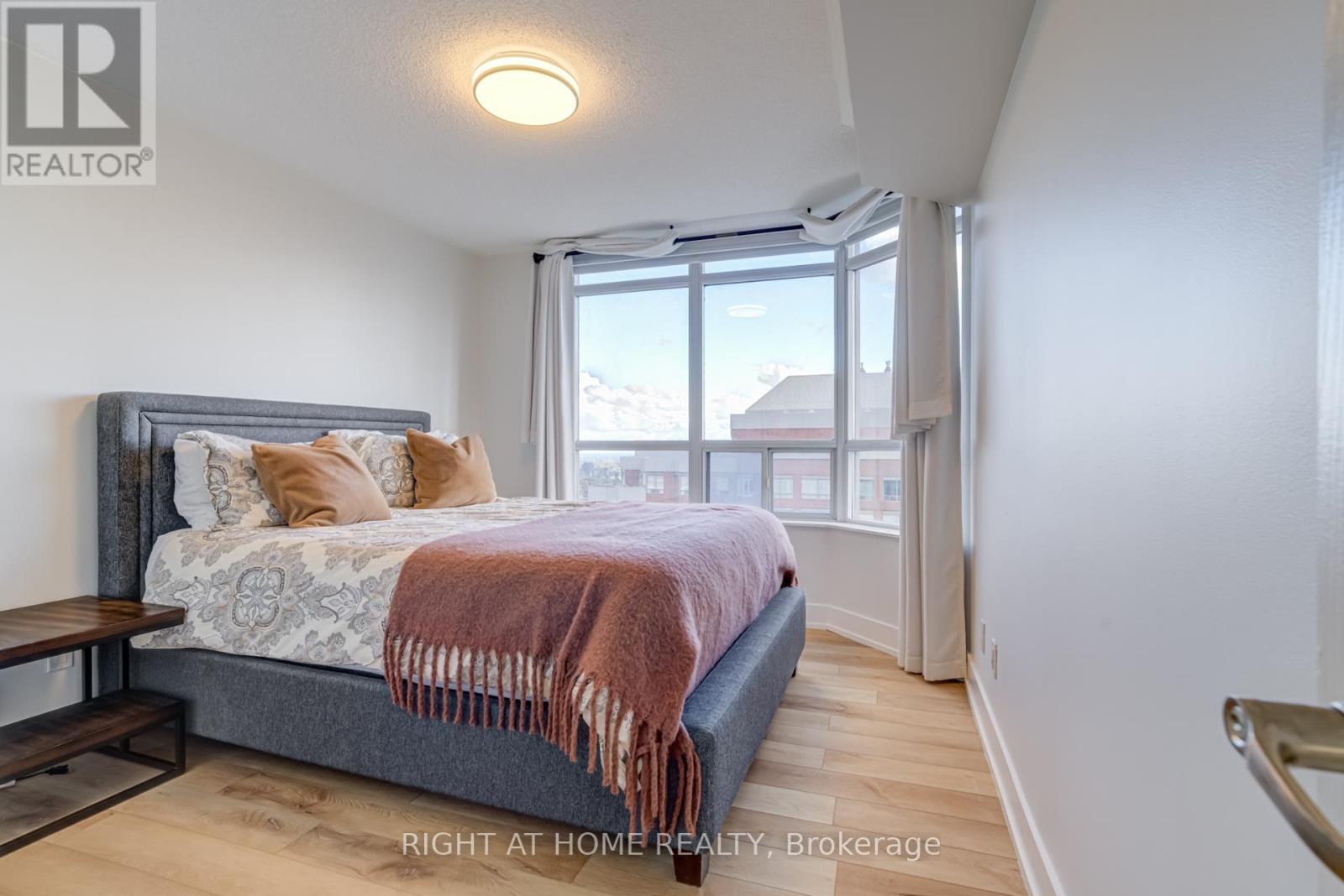 2412 - 310 Burnhamthorpe Road W, Mississauga, Ontario  L5B 4P9 - Photo 15 - W12476644