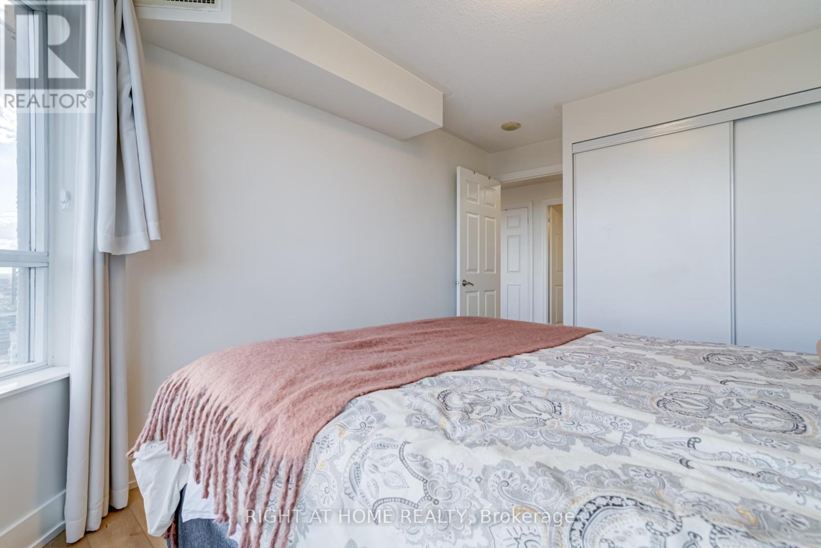 2412 - 310 Burnhamthorpe Road W, Mississauga, Ontario  L5B 4P9 - Photo 16 - W12476644