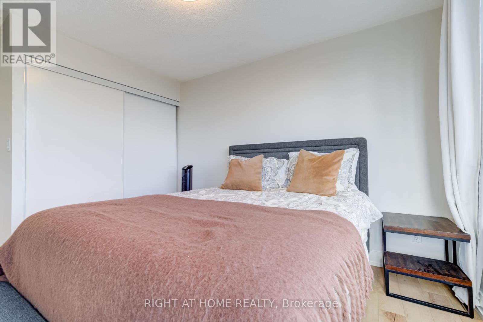 2412 - 310 Burnhamthorpe Road W, Mississauga, Ontario  L5B 4P9 - Photo 17 - W12476644