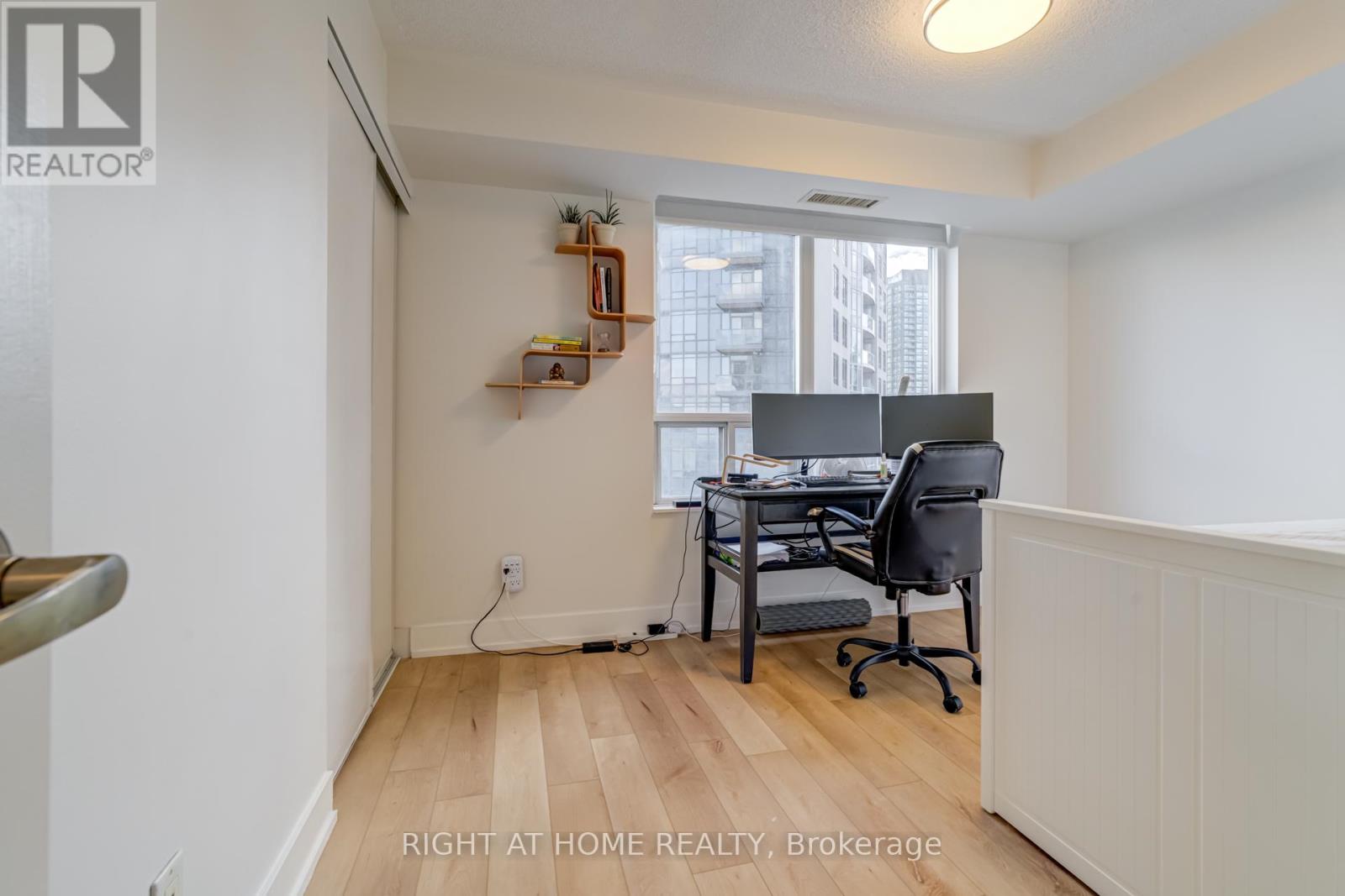 2412 - 310 Burnhamthorpe Road W, Mississauga, Ontario  L5B 4P9 - Photo 18 - W12476644