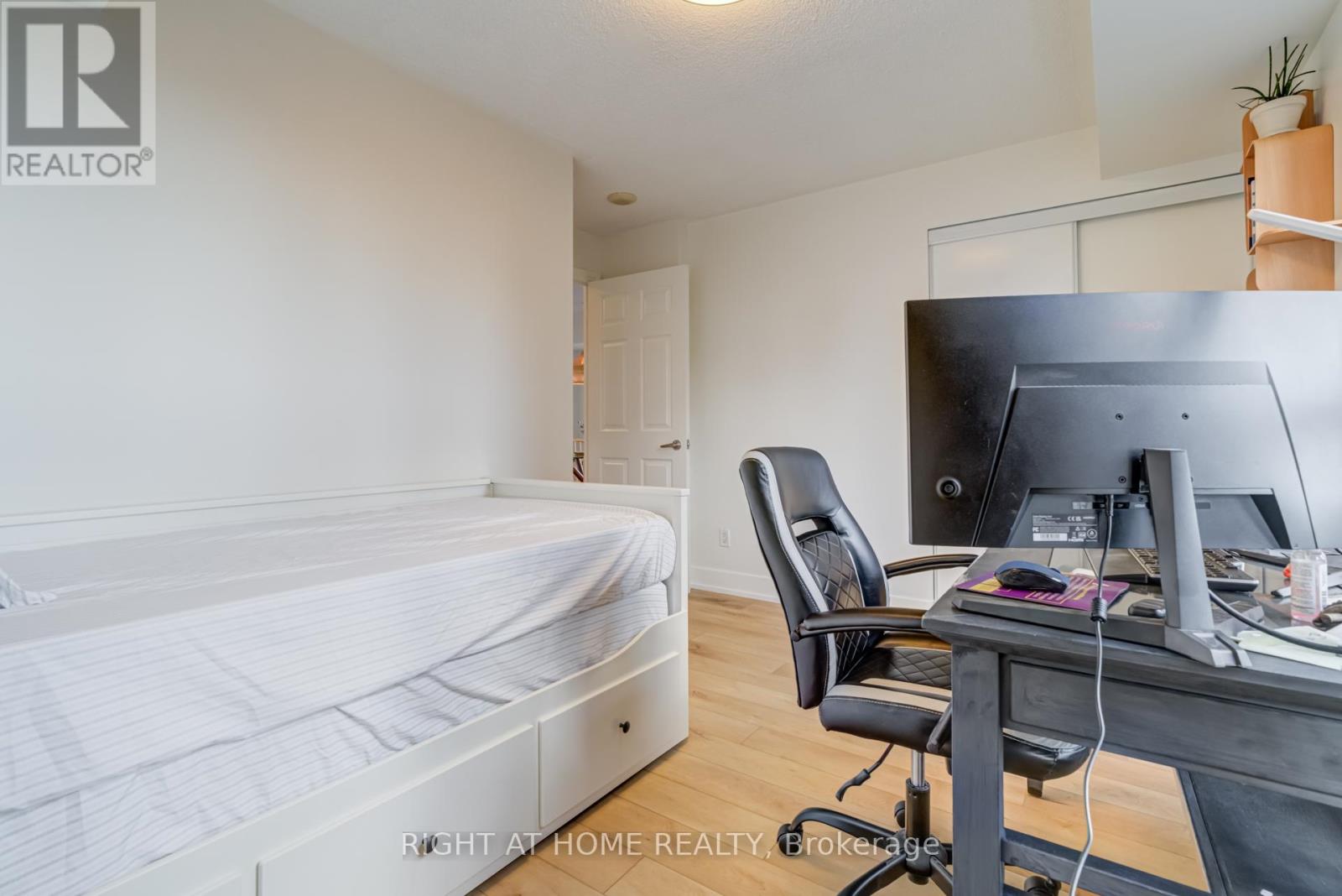2412 - 310 Burnhamthorpe Road W, Mississauga, Ontario  L5B 4P9 - Photo 19 - W12476644