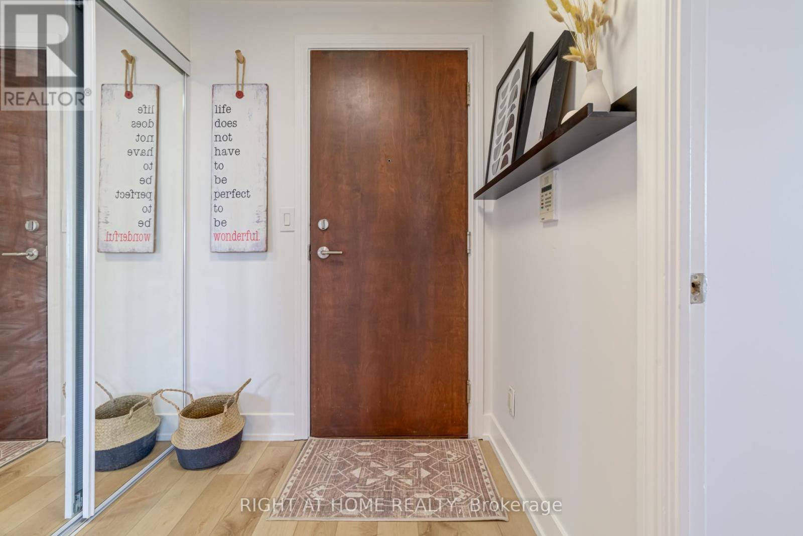 2412 - 310 Burnhamthorpe Road W, Mississauga, Ontario  L5B 4P9 - Photo 4 - W12476644