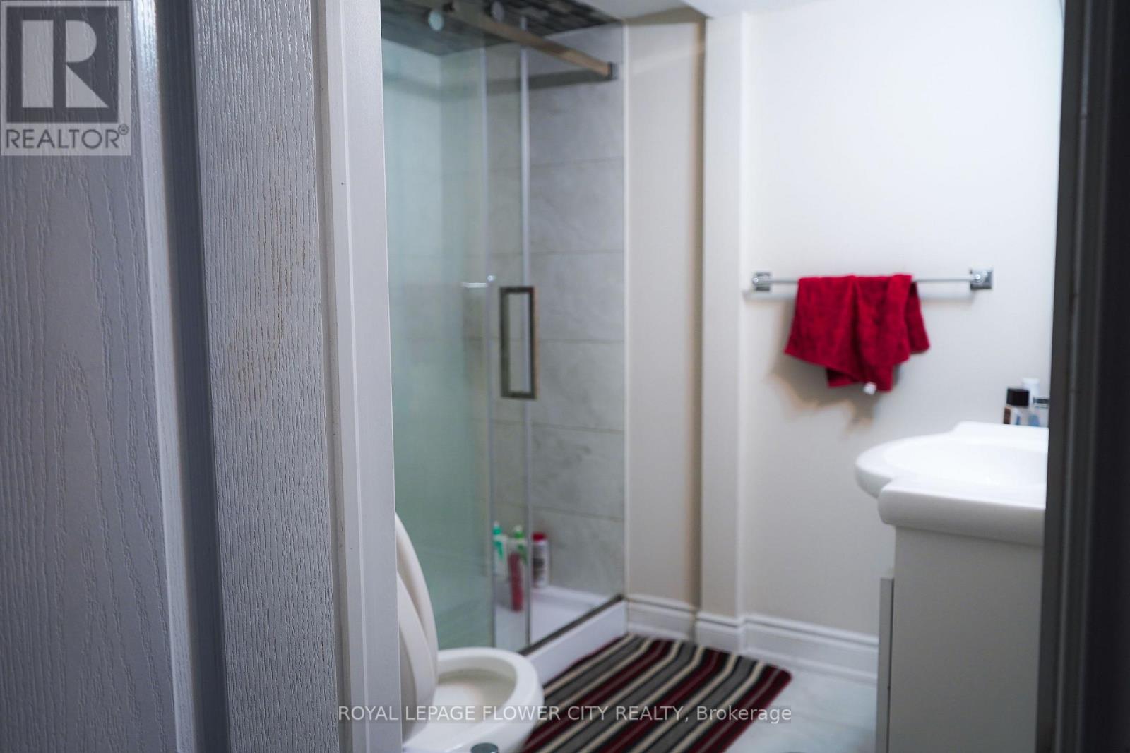32 Courtsfield Crescent, Brampton, Ontario  L7A 2E2 - Photo 11 - W12476671