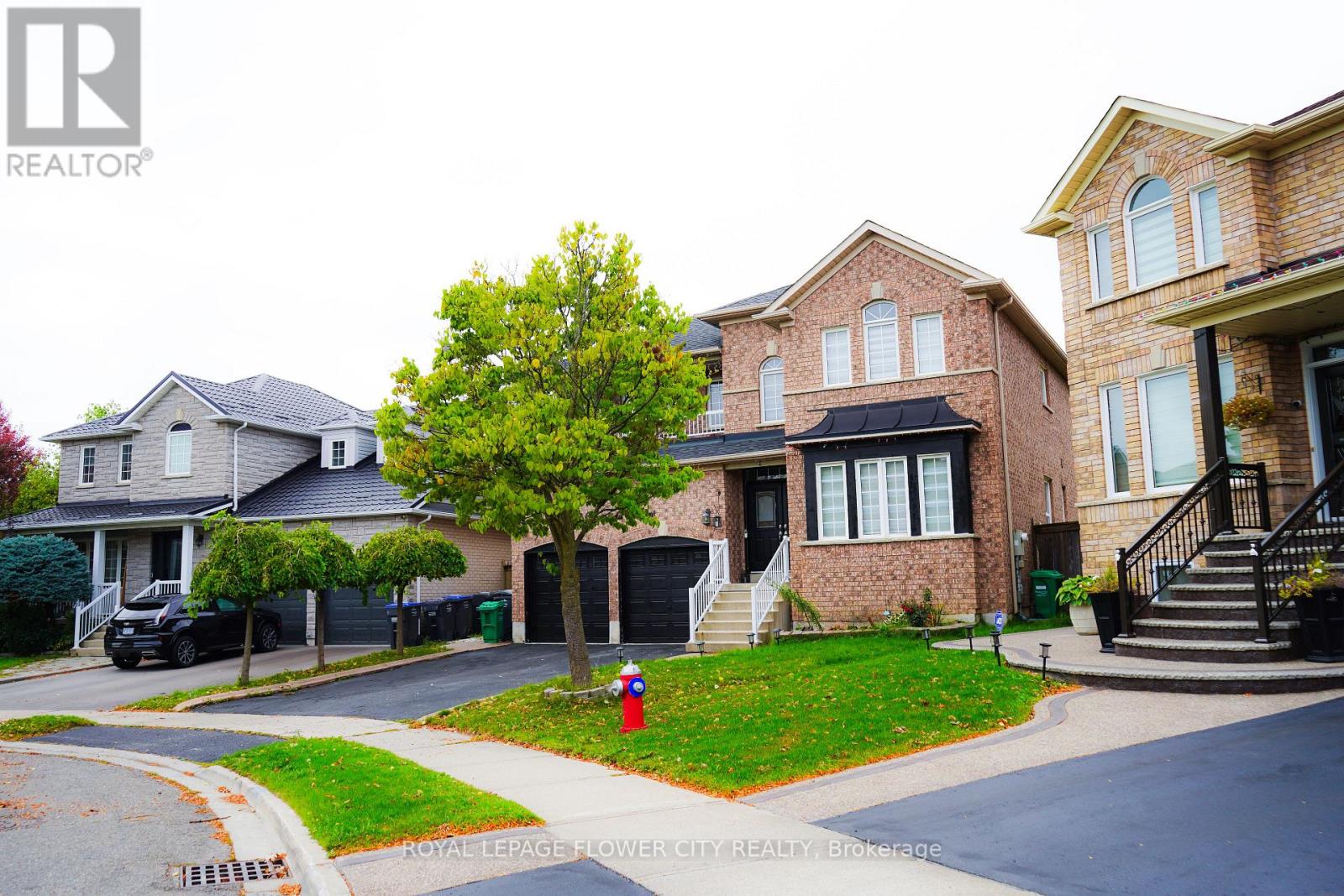 32 Courtsfield Crescent, Brampton, Ontario  L7A 2E2 - Photo 4 - W12476671