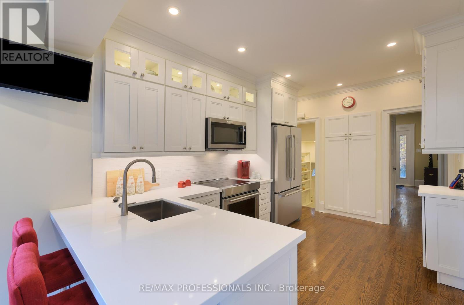 12 Glenwood Avenue, Toronto, Ontario  M6P 3C6 - Photo 11 - W12476724
