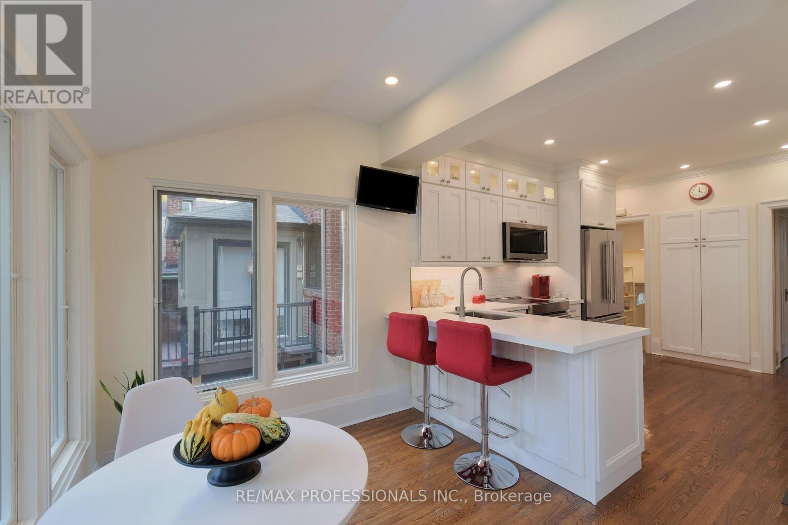 12 Glenwood Avenue, Toronto, Ontario  M6P 3C6 - Photo 13 - W12476724
