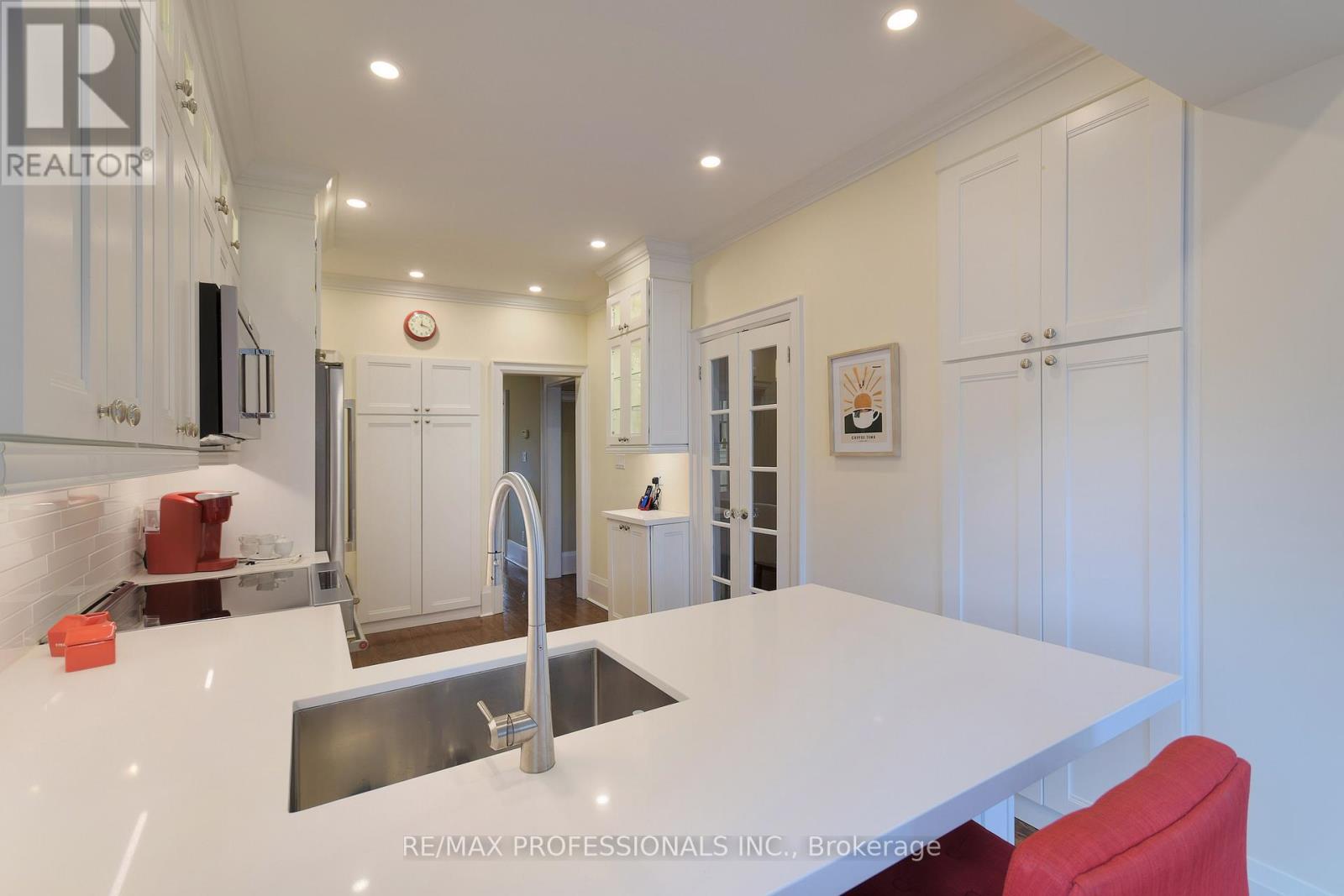 12 Glenwood Avenue, Toronto, Ontario  M6P 3C6 - Photo 9 - W12476724