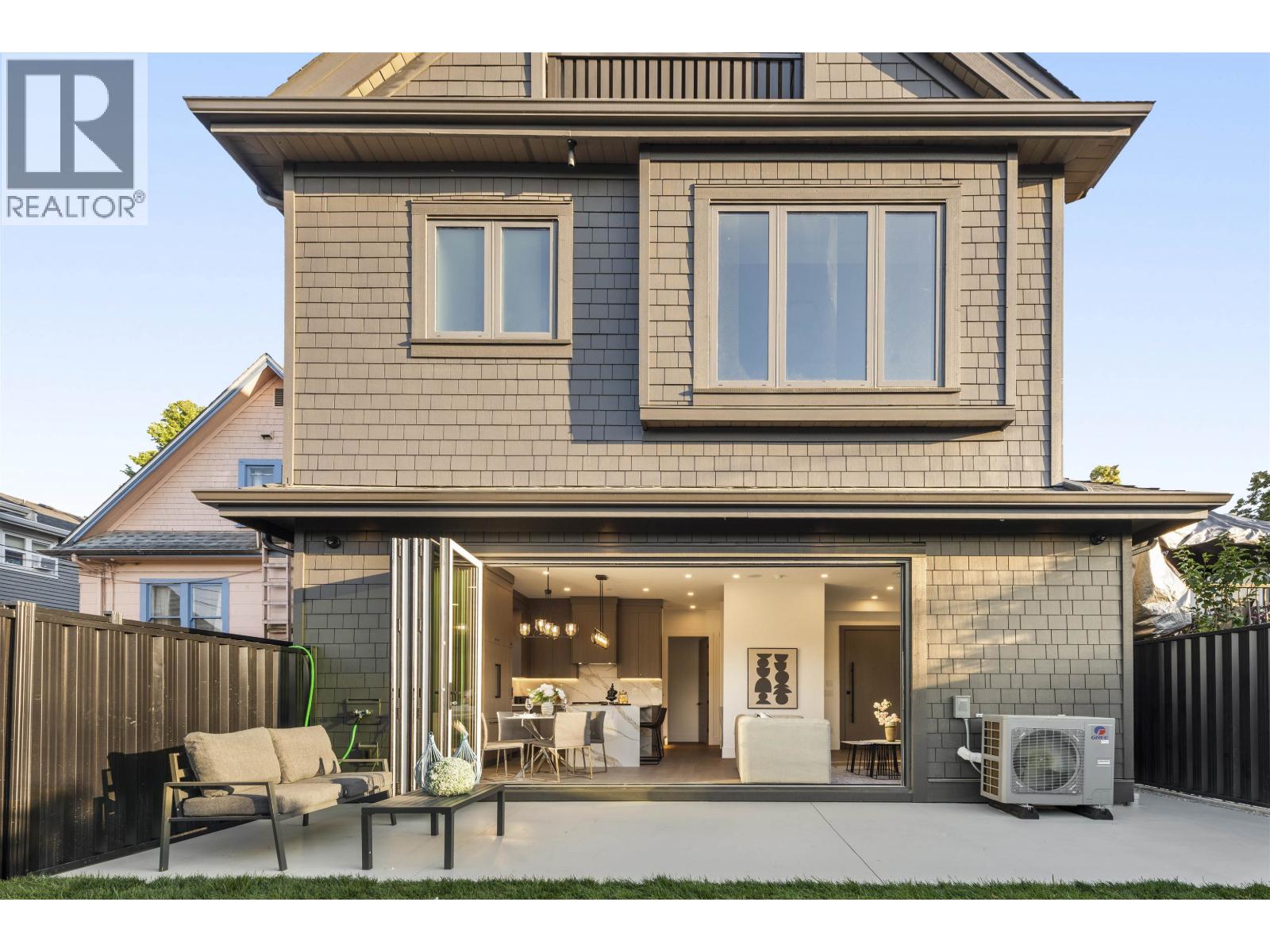 2 847 E 10TH AVENUE, Vancouver, British Columbia