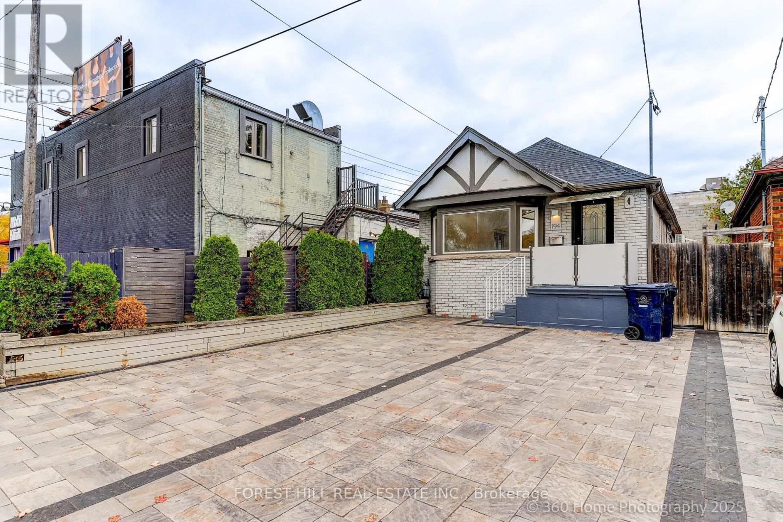194 Roe Avenue, Toronto, Ontario  M5M 2J2 - Photo 3 - C12425054