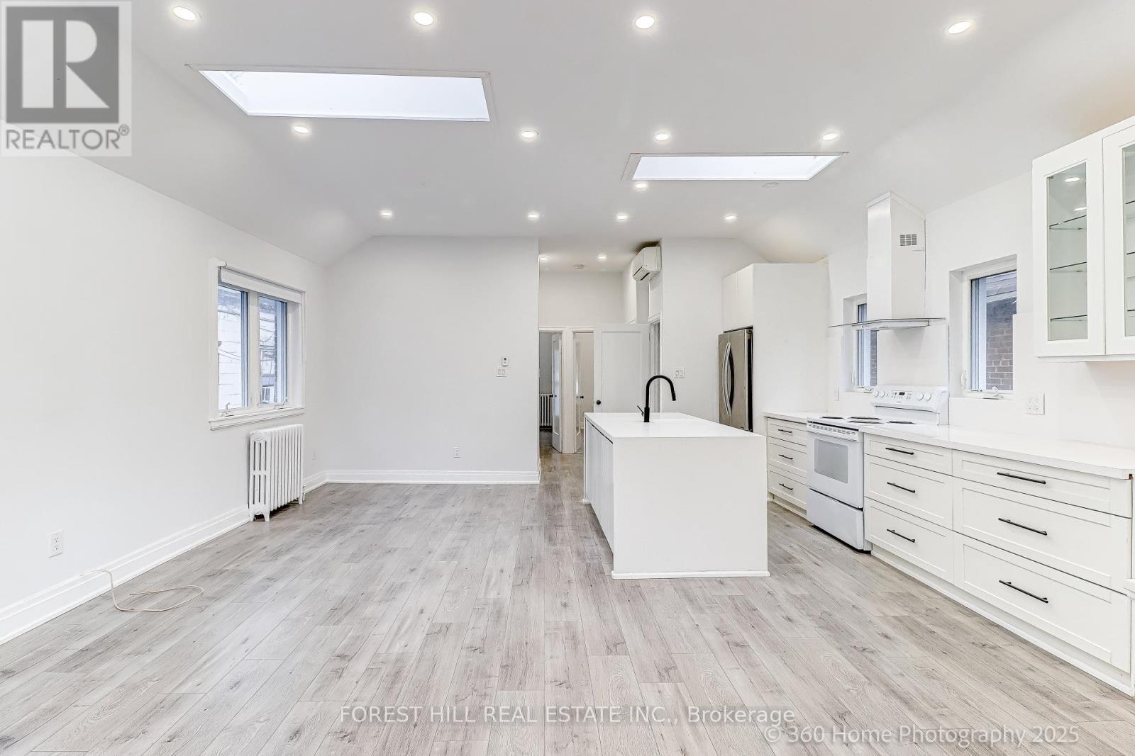 194 Roe Avenue, Toronto, Ontario  M5M 2J2 - Photo 10 - C12425054