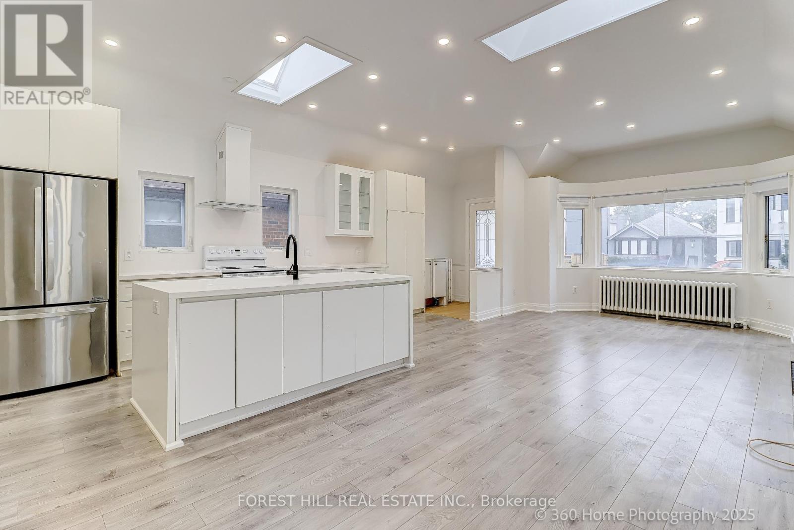 194 Roe Avenue, Toronto, Ontario  M5M 2J2 - Photo 8 - C12425054