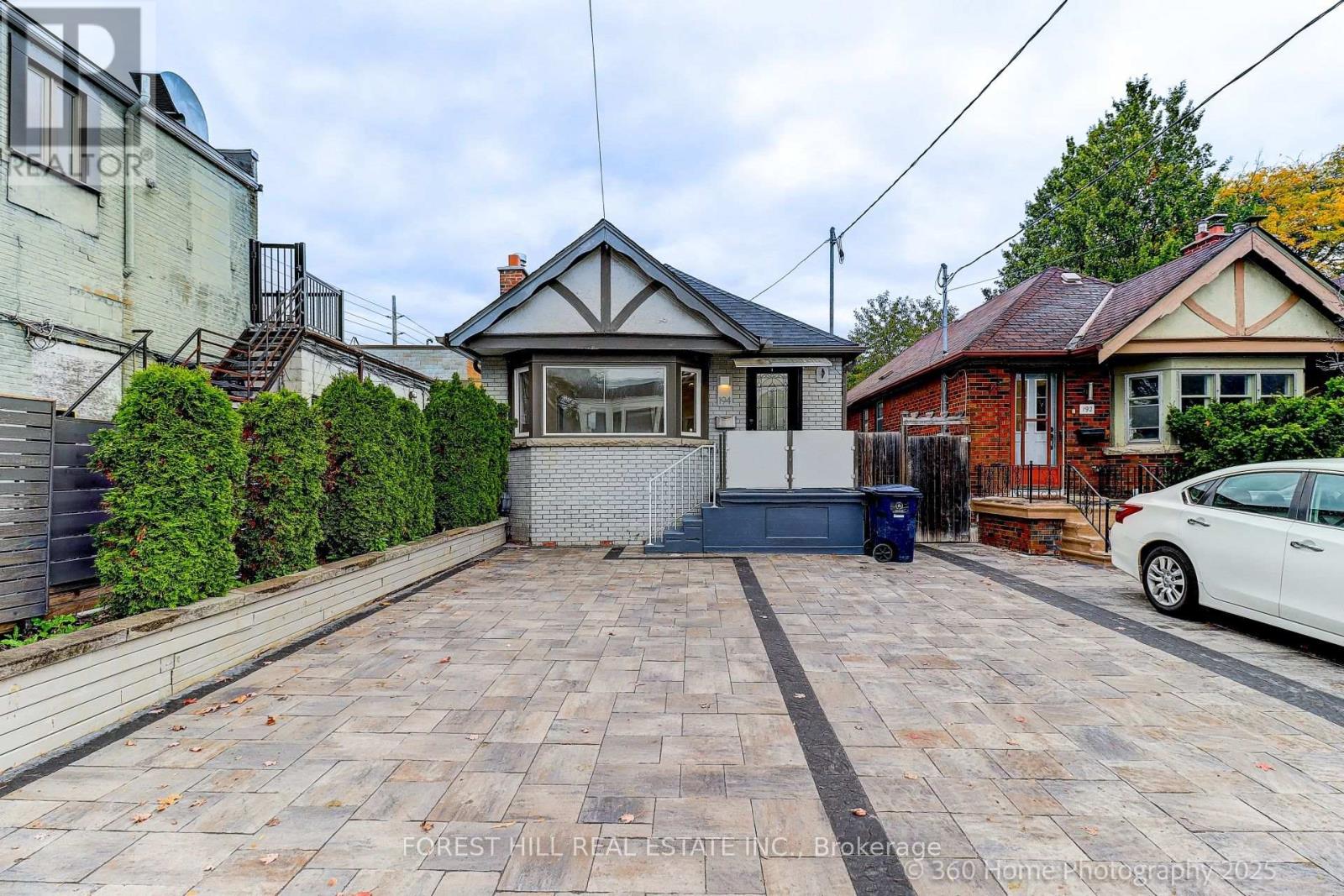 194 Roe Avenue, Toronto, Ontario  M5M 2J2 - Photo 2 - C12425054