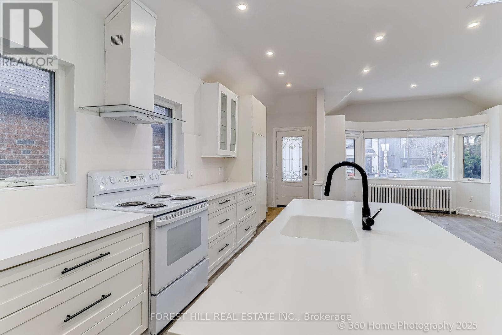 194 Roe Avenue, Toronto, Ontario  M5M 2J2 - Photo 9 - C12425054