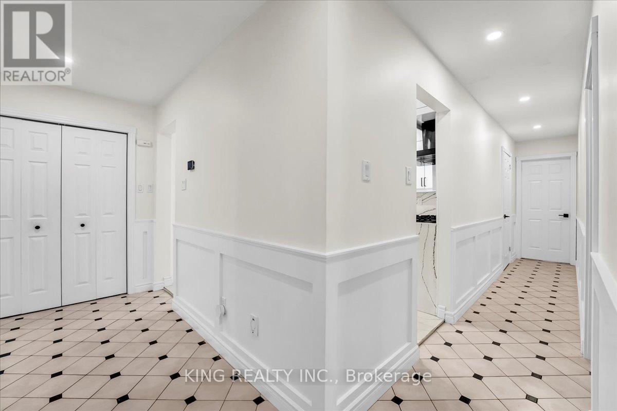 16 Meander Close, Hamilton, Ontario  L0R 1H1 - Photo 12 - X12476716