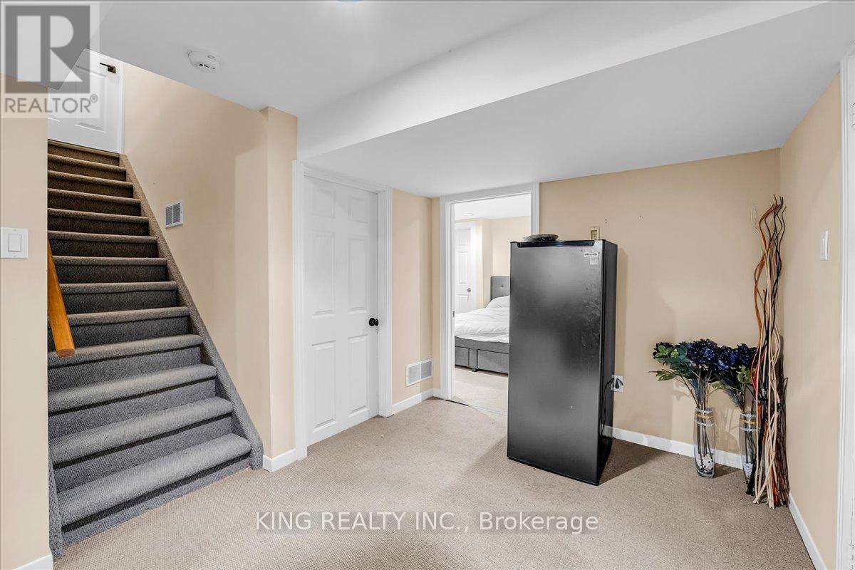 16 Meander Close, Hamilton, Ontario  L0R 1H1 - Photo 39 - X12476716