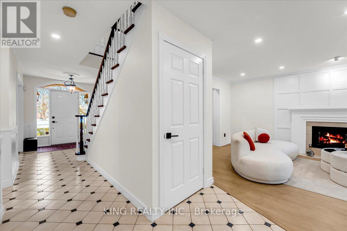 16 Meander Close, Hamilton, Ontario  L0R 1H1 - Photo 8 - X12476716