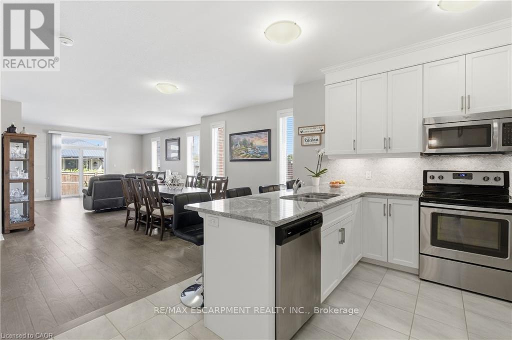 4 Ellis Avenue, St. Catharines, Ontario  L2P 0E6 - Photo 10 - X12476731