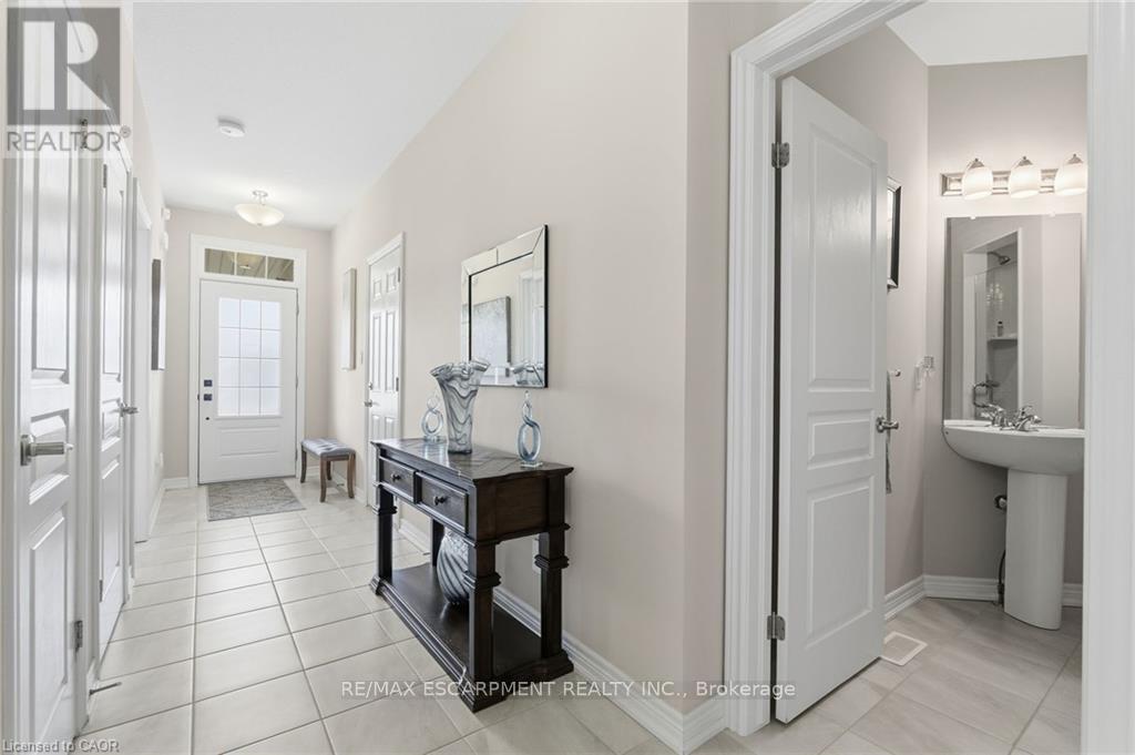 4 Ellis Avenue, St. Catharines, Ontario  L2P 0E6 - Photo 3 - X12476731