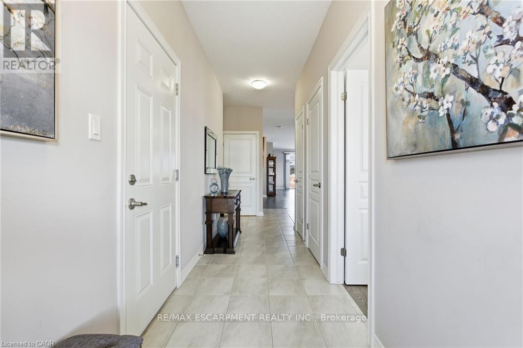 4 Ellis Avenue, St. Catharines, Ontario  L2P 0E6 - Photo 4 - X12476731