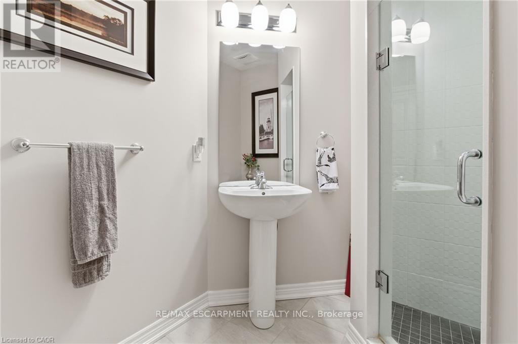 4 Ellis Avenue, St. Catharines, Ontario  L2P 0E6 - Photo 7 - X12476731