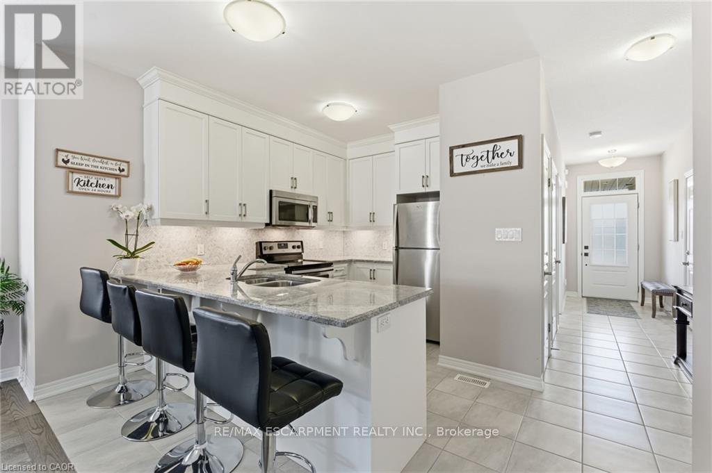 4 Ellis Avenue, St. Catharines, Ontario  L2P 0E6 - Photo 9 - X12476731