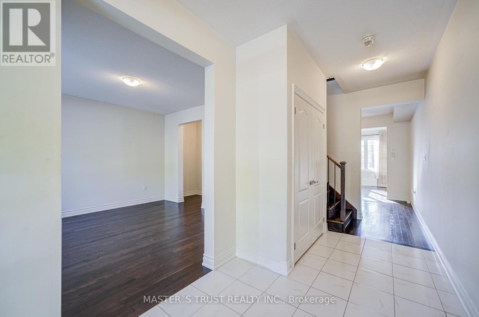 73 Sharonview Crescent, East Gwillimbury, Ontario  L9N 0L6 - Photo 4 - N12389119