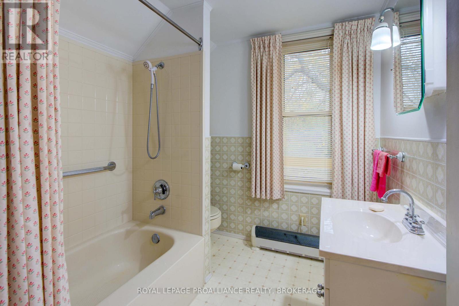21 Osborne Street, Gananoque, Ontario  K7G 2N4 - Photo 32 - X12476836