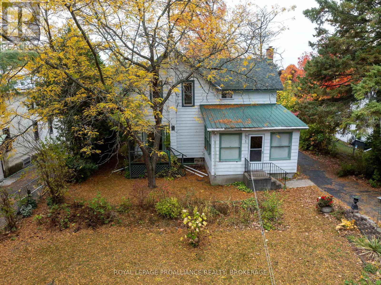 21 Osborne Street, Gananoque, Ontario  K7G 2N4 - Photo 5 - X12476836