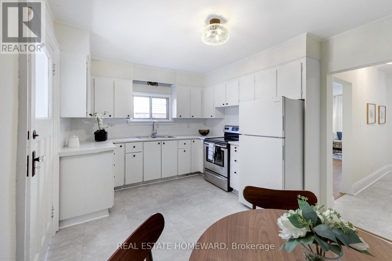 255 Westlake Avenue, Toronto, Ontario  M4C 4T3 - Photo 15 - E12476782