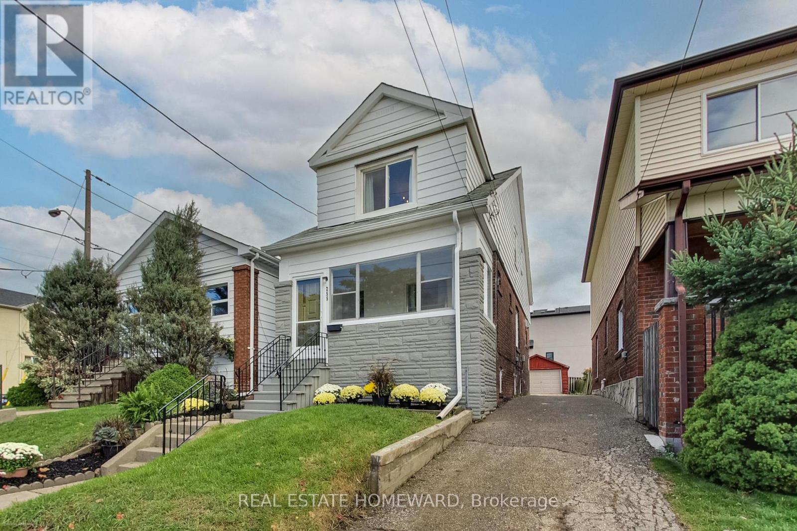 255 Westlake Avenue, Toronto, Ontario  M4C 4T3 - Photo 2 - E12476782