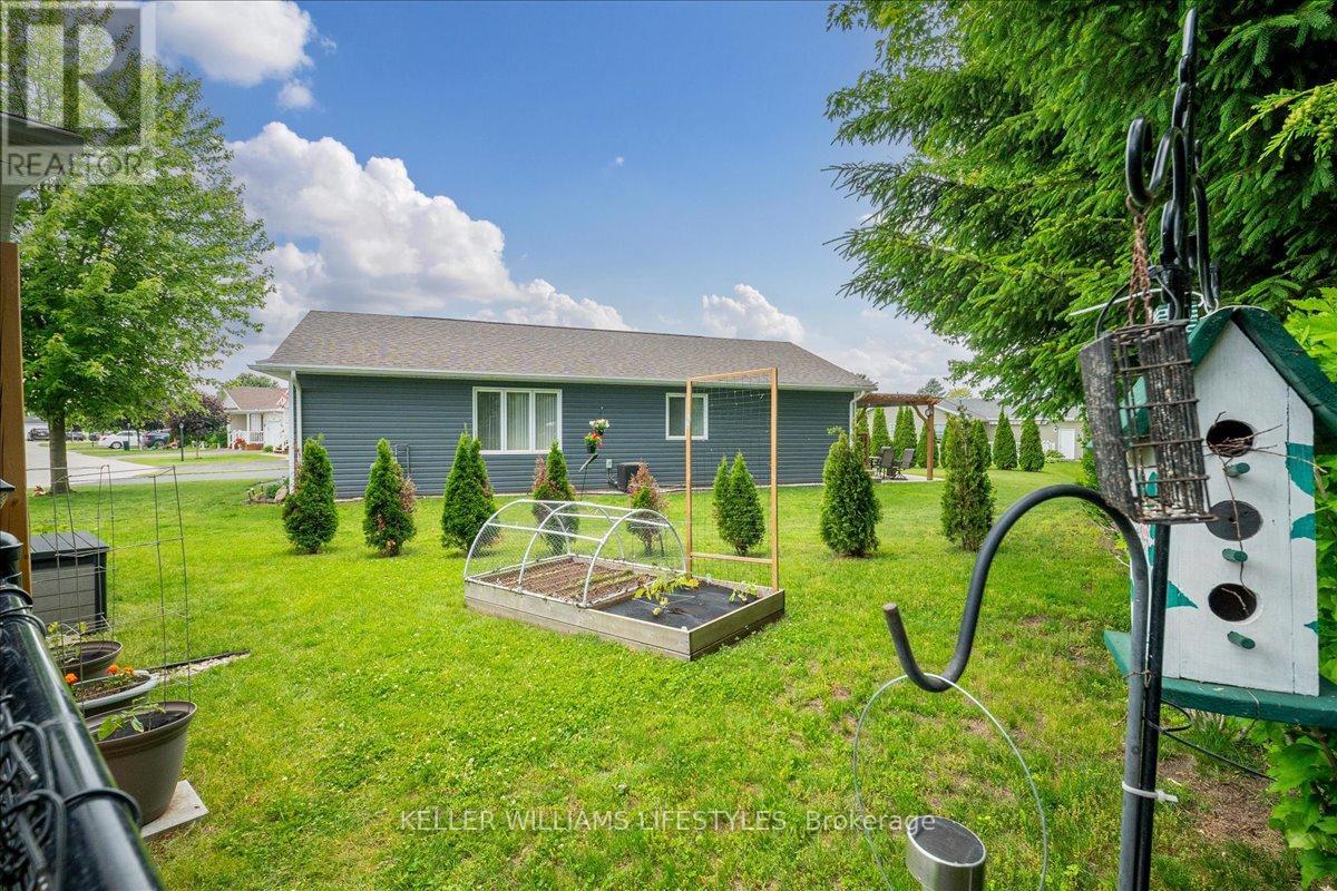 13 Kellestine Drive, Strathroy-Caradoc, Ontario  N7G 0C5 - Photo 4 - X12476876