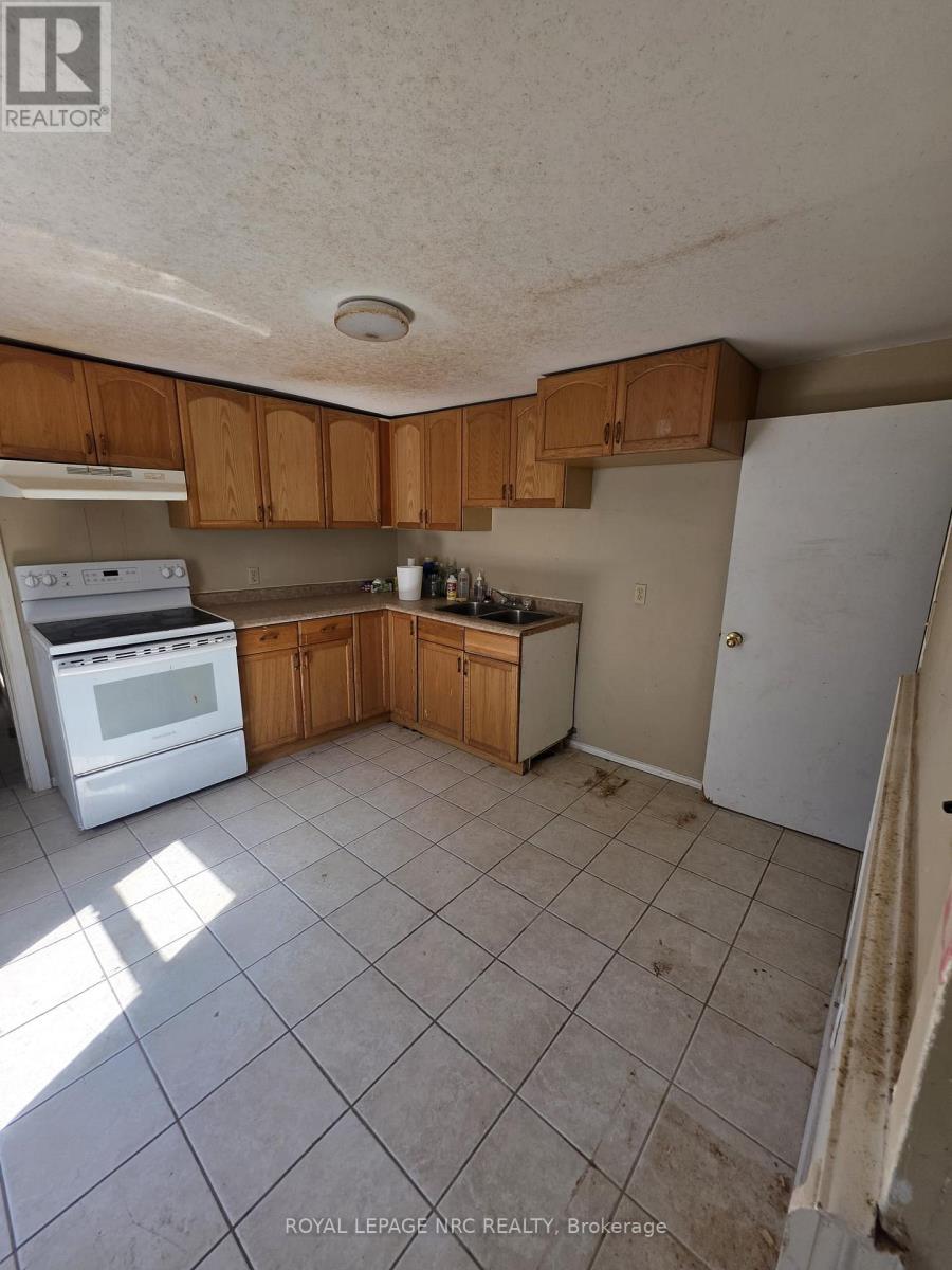 154 Fares Street, Port Colborne, Ontario  L3K 1W2 - Photo 4 - X12476957