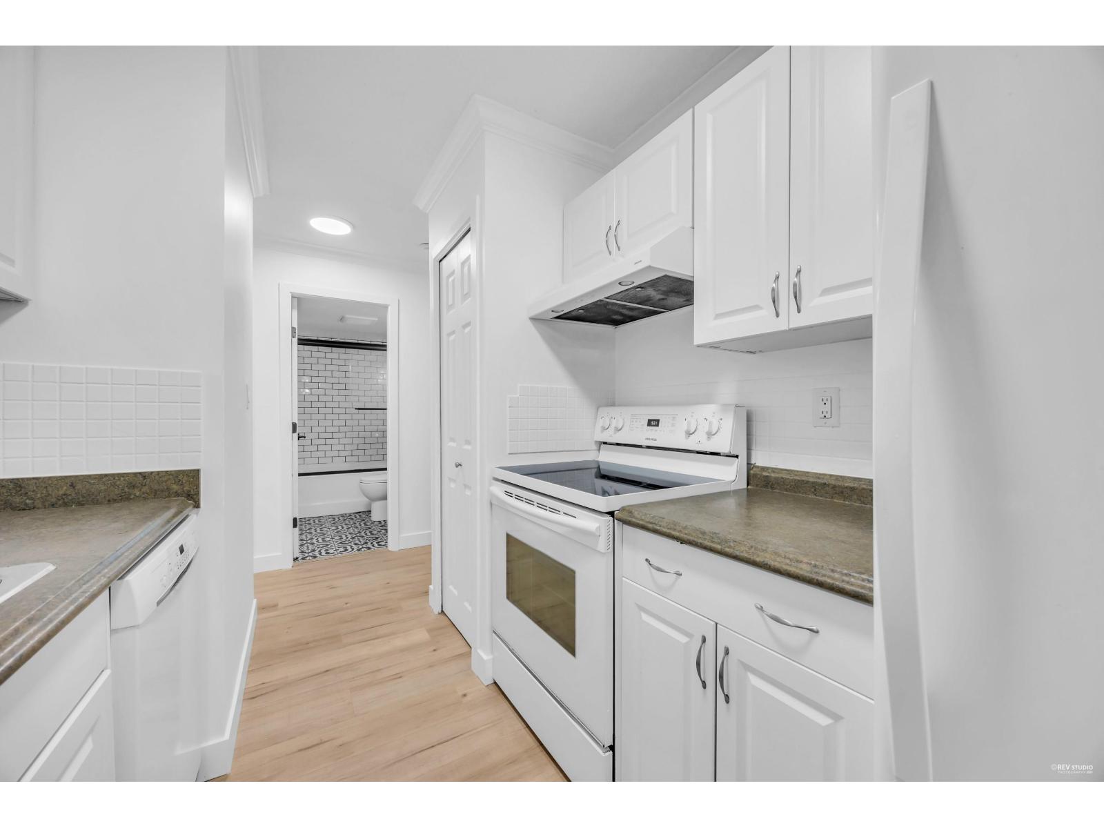 104 33598 George Ferguson Way, Abbotsford, British Columbia  V2S 2L8 - Photo 2 - R3058957