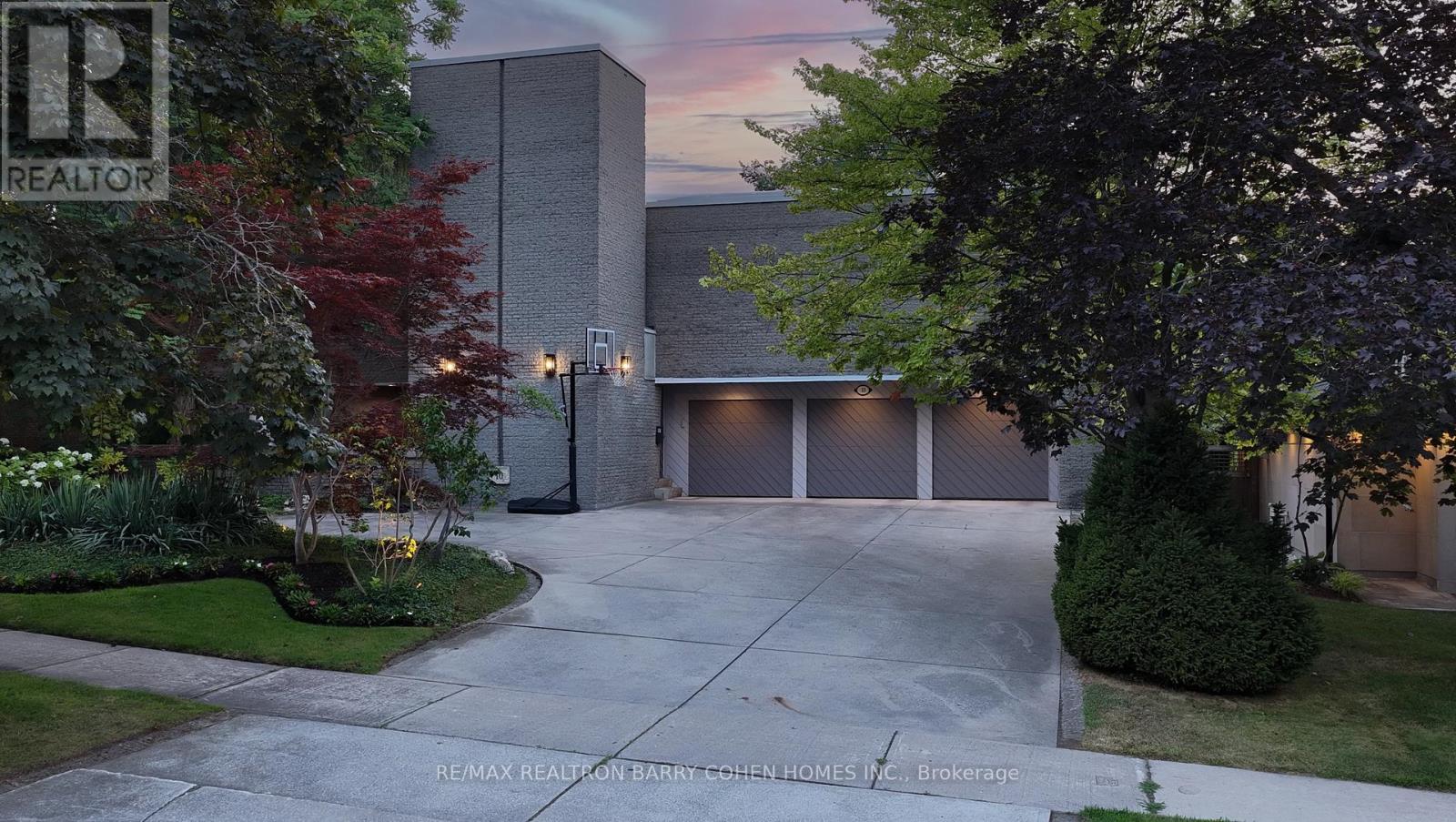 10 Penwood Crescent, Toronto, Ontario  M3B 2B9 - Photo 2 - C12476935