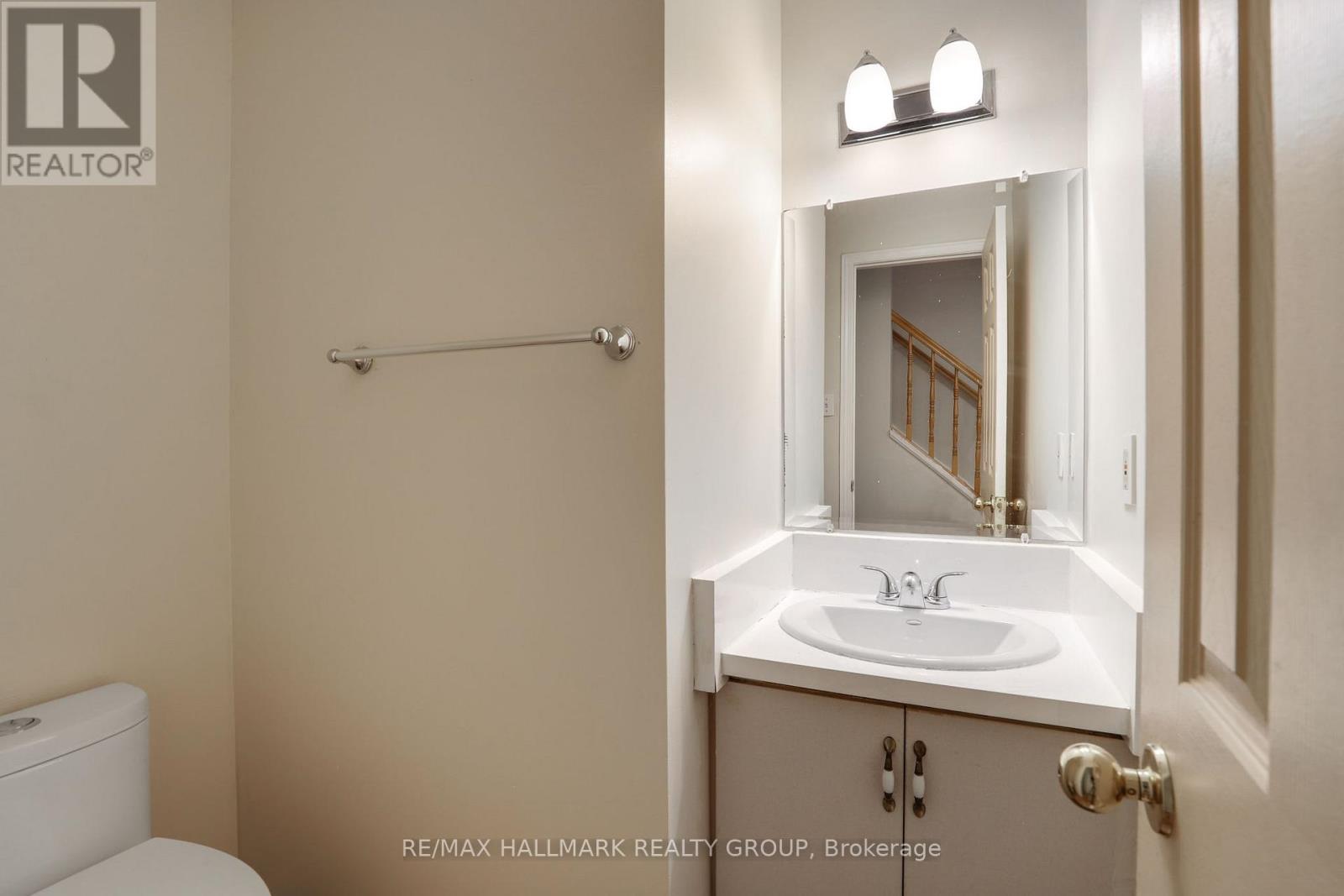 6 Robina Avenue, Ottawa, Ontario  K2H 9R3 - Photo 12 - X12474277