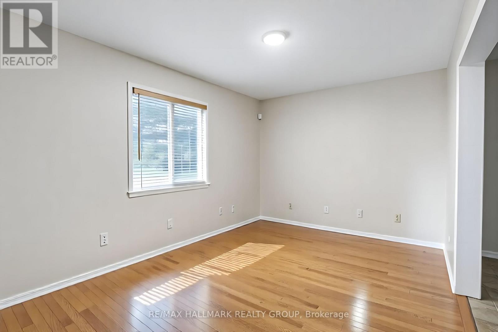 6 Robina Avenue, Ottawa, Ontario  K2H 9R3 - Photo 7 - X12474277