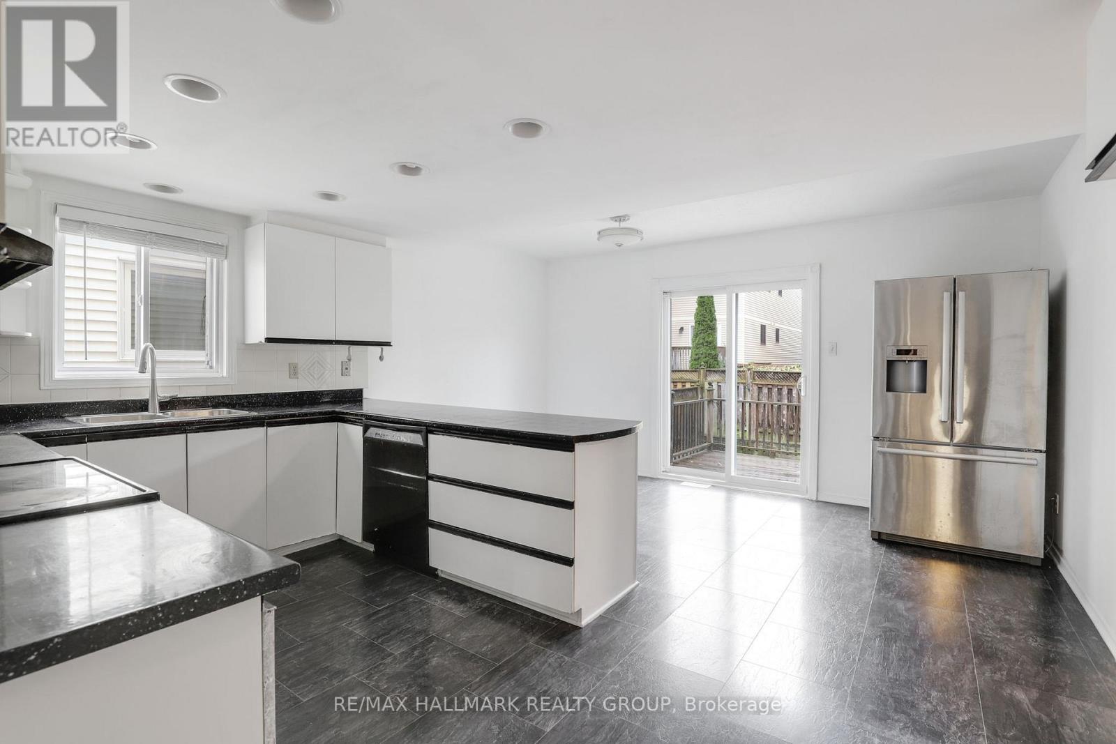 6 Robina Avenue, Ottawa, Ontario  K2H 9R3 - Photo 8 - X12474277