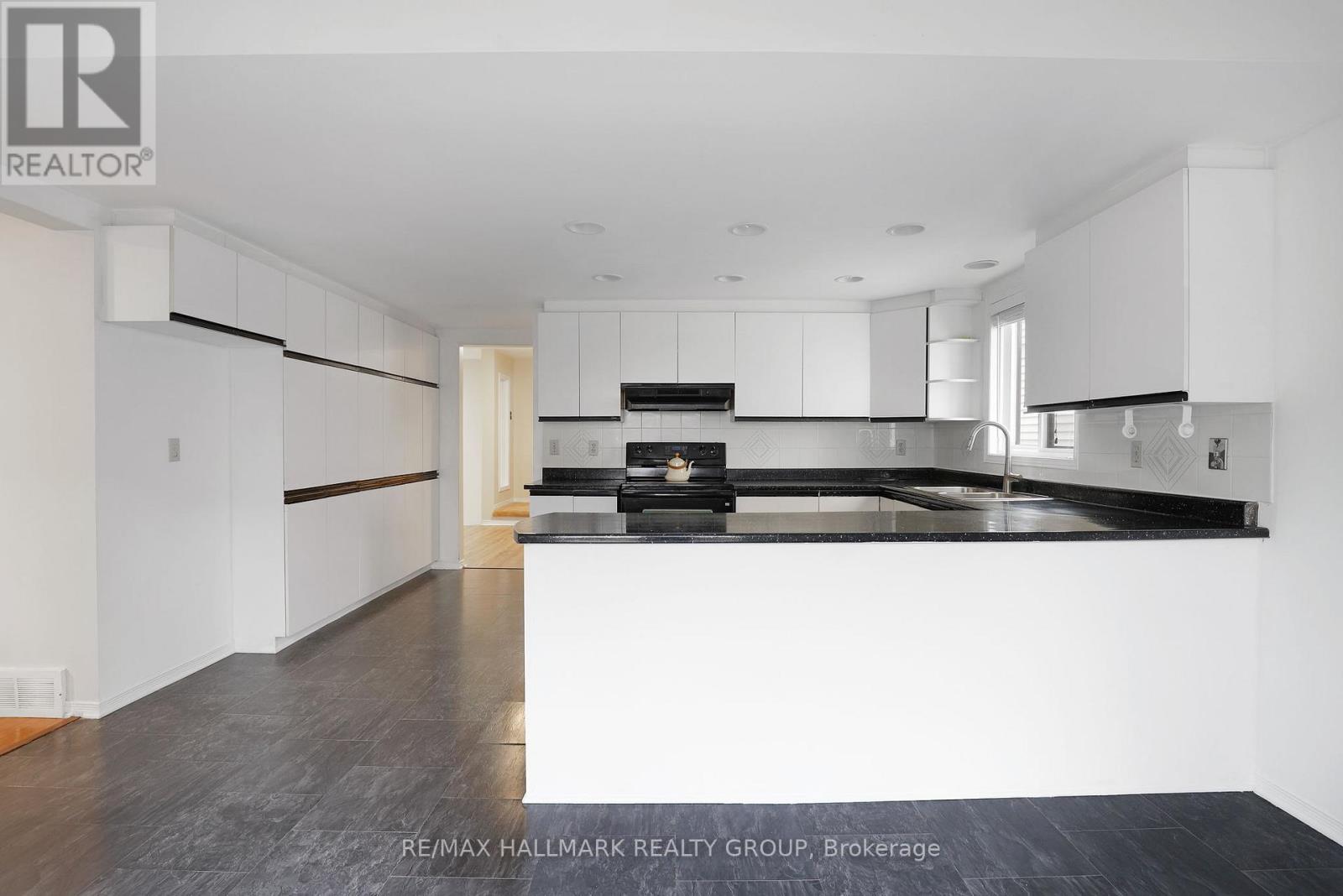 6 Robina Avenue, Ottawa, Ontario  K2H 9R3 - Photo 9 - X12474277