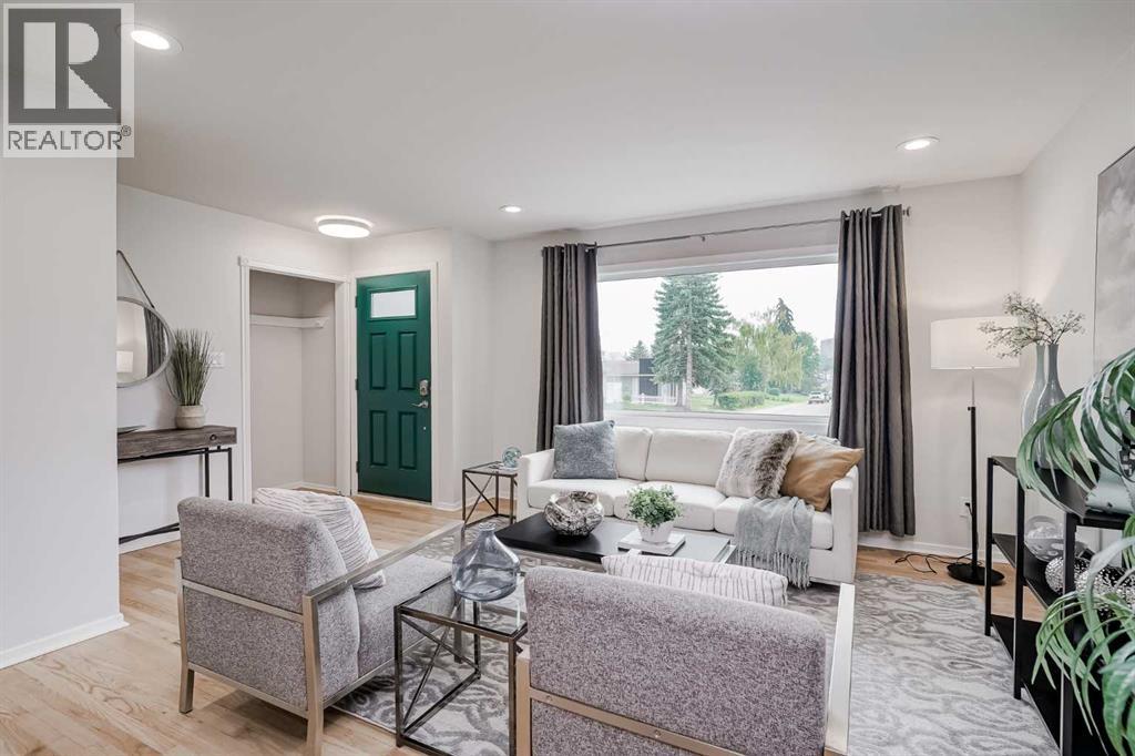 52 Hogarth Crescent Sw, Calgary, Alberta  T2V 3A7 - Photo 2 - A2264506